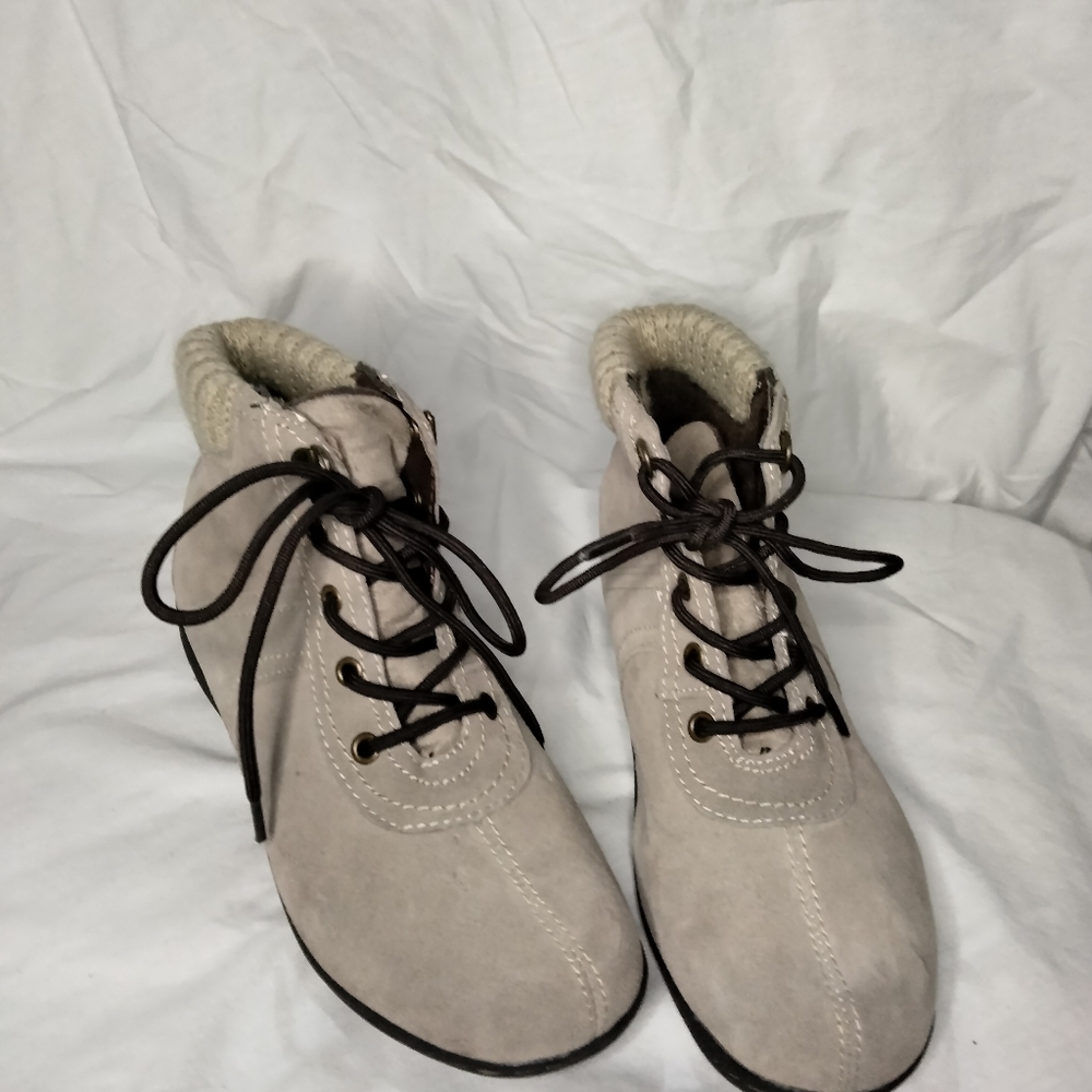 Cobbie Cuddlers women's faux suede lining lace up. Ankle knit cuff boots size 8w